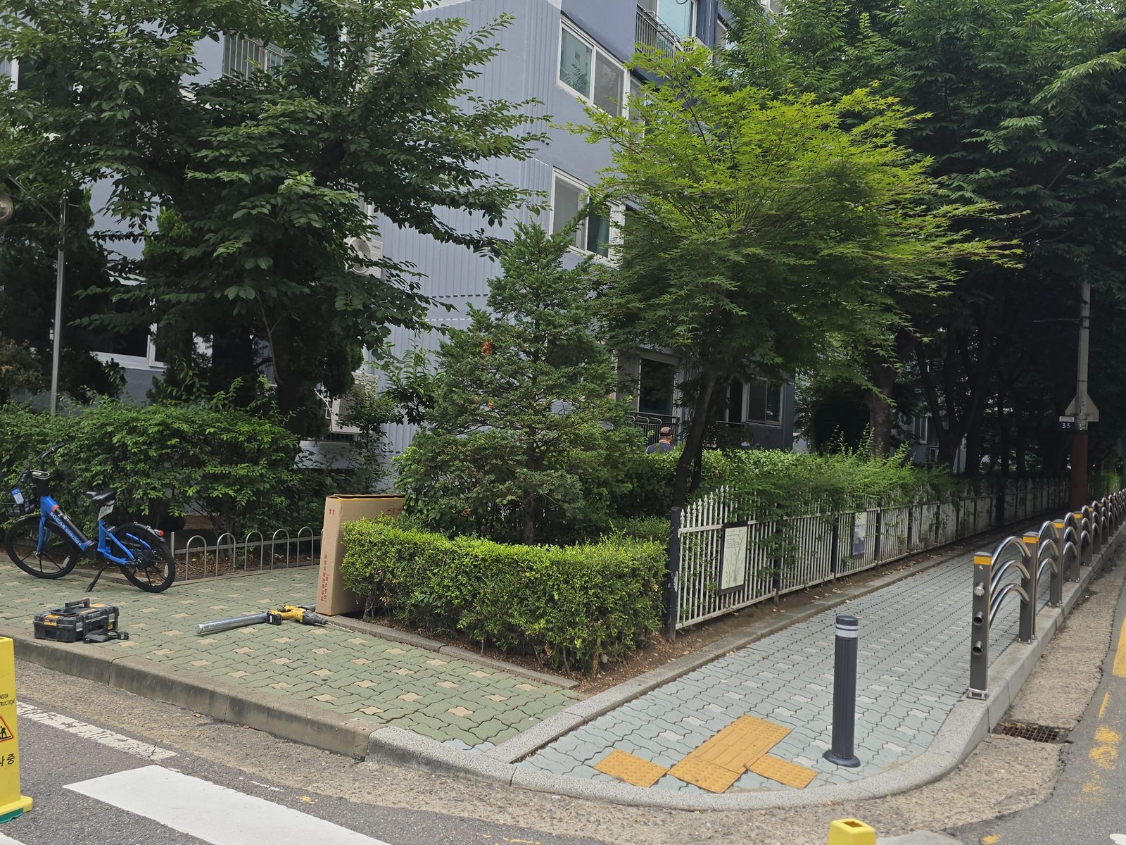 학교 앞 보행로 모서리 반사경 설치 전