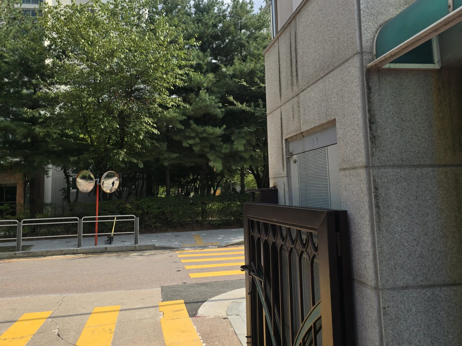 벽부형 반사경 설치 전 석재 외벽